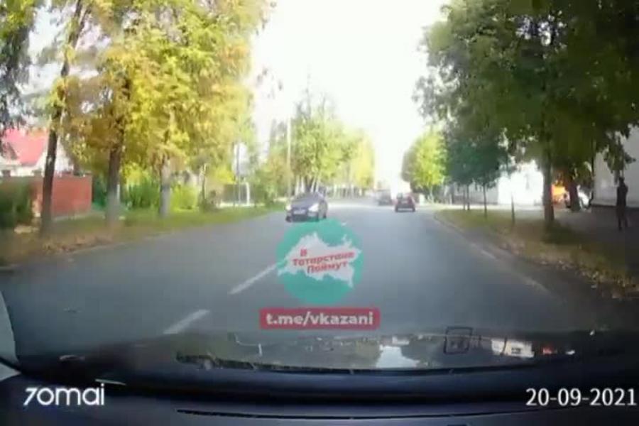 Массовое ДТП в Казани: иномарка въехала в пять машин Массовое ДТП в Казани: иномарка въехала в пять машин