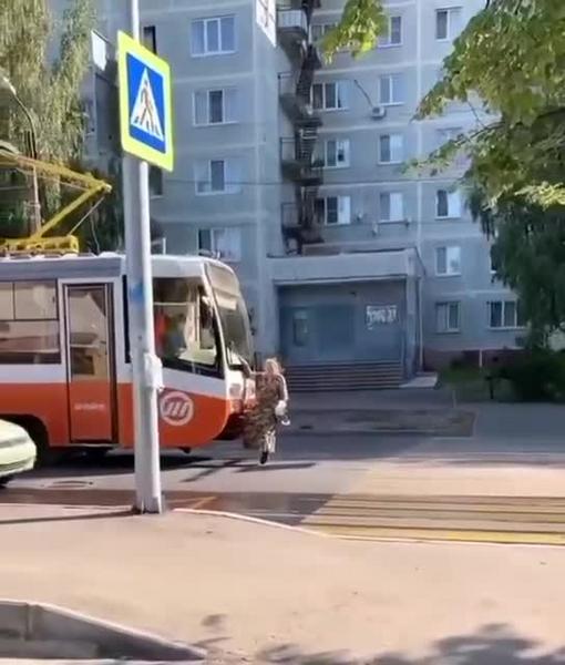 Пенсионерка остановила трамвай, запрыгнув на цепной прибор Пенсионерка остановила трамвай, запрыгнув на цепной прибор
