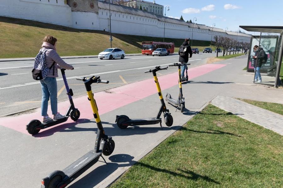 Женщины против электросамокатов, а мужчинам они не мешают: татарстанцы высказались о проблеме нового транспорта Женщины против электросамокатов, а мужчинам они не мешают: татарстанцы высказались о проблеме нового транспорта
