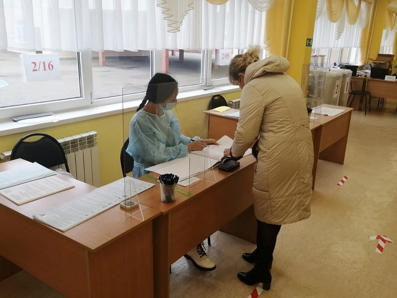 В Нижнекамске избирателям на входе на участки измеряют температуру