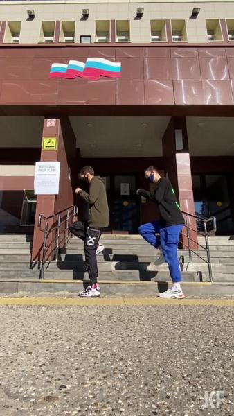 На одном из избирательных участков Казани танцоры открыли филиал ТикТок-хауса