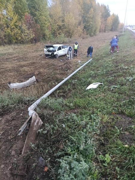 Под Нижнекамском водитель на «Солярисе» снес столб и вылетел в кювет
