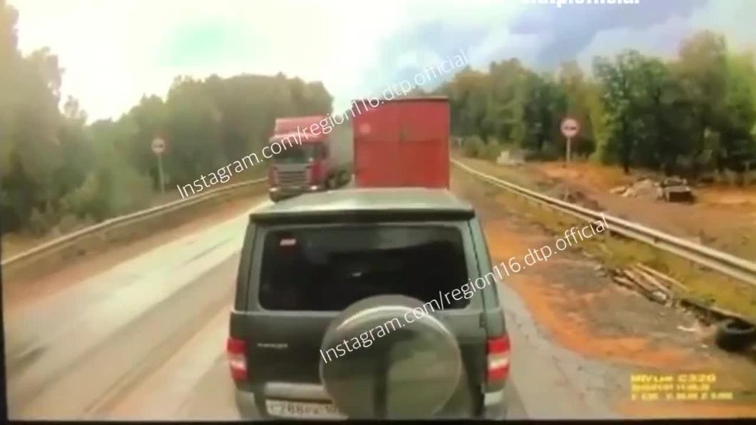 Момент смертельного ДТП с участием четырех фур на трассе в Татарстане попал на видео
