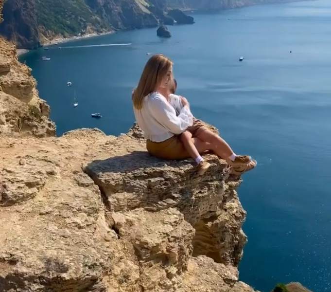 Хейтеры осудили блогершу, которая устроила фотосет с ребенком на краю обрыва