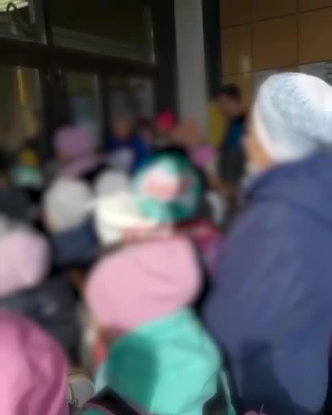 Родители учащихся жалуются на давку у входа в школу №42 Челнов