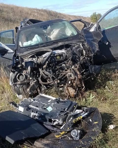 Татарстанские спасатели вытащили из вылетевшей в кювет иномарки двоих пострадавших