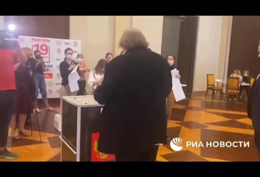 Актер Жерар Депардье проголосовал на выборах в Госдуму России во Франции