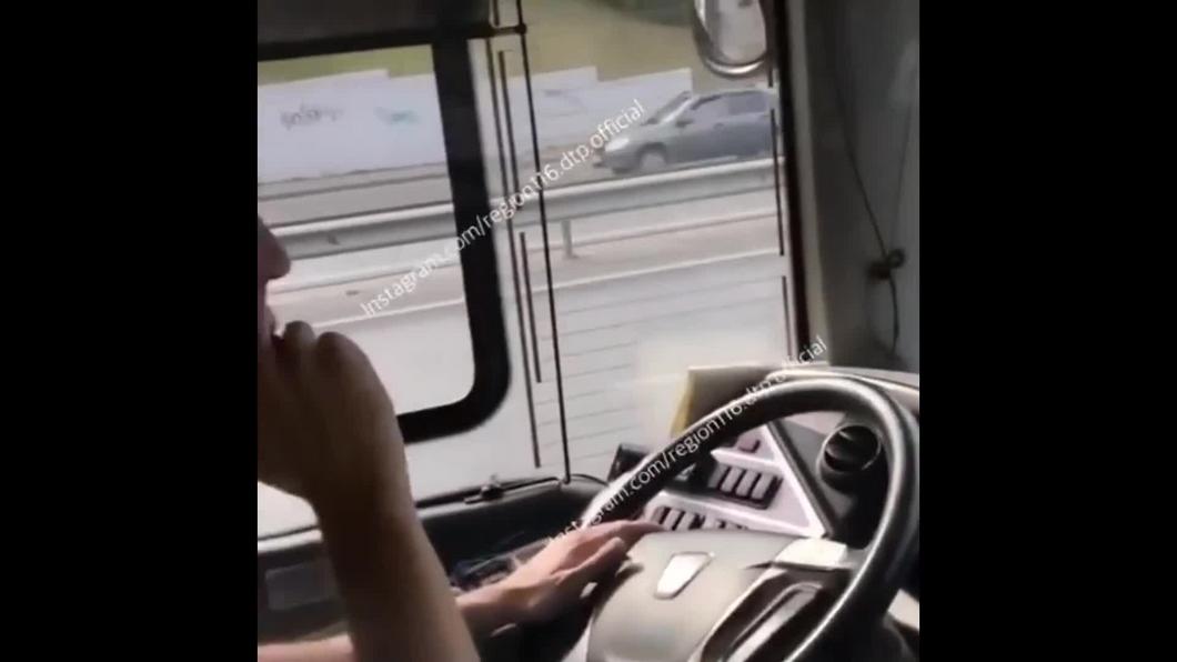 Казанцы в соцсетях начали спорить из-за видео с говорящим по телефону водителем автобуса