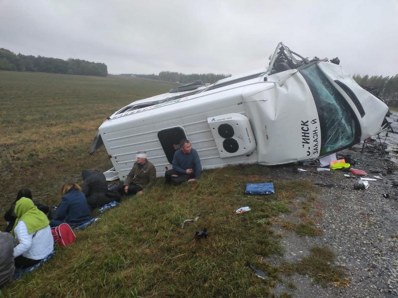 Татарстанские росгвардейцы оказали первую помощь пострадавшим в аварии с микроавтобусом