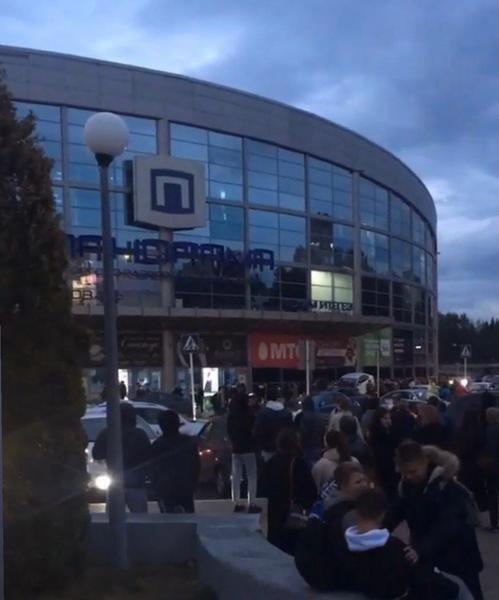 Альметьевский ТЦ «Панорама» эвакуировали - вызов ложный