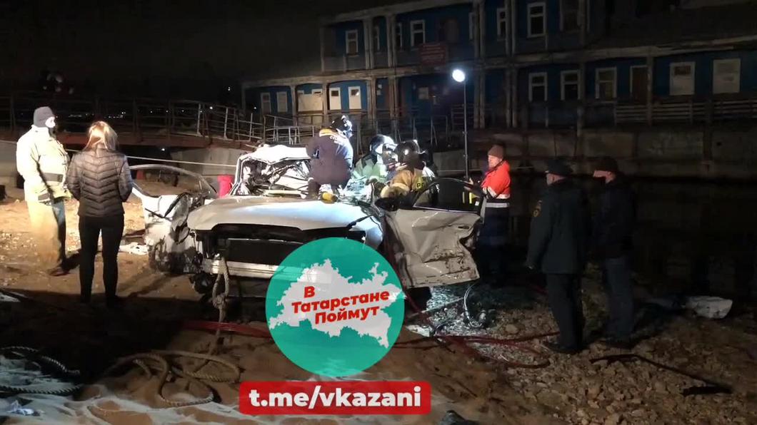 Один погибший извлечен из «Ауди», которую «КАМАЗ» снёс в Волгу на трассе в Татарстане