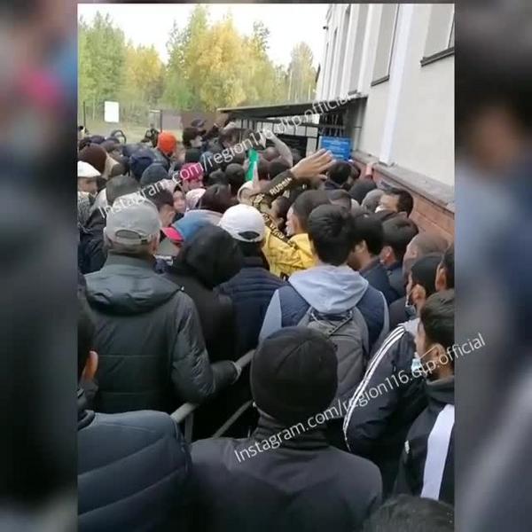 Полиция попыталась успокоить огромную толпу мигрантов, собравшихся у казанского УМФС