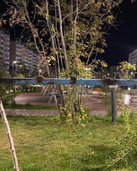 Женщина повредила голову в казанском сквере, ударившись о железные прутья забора