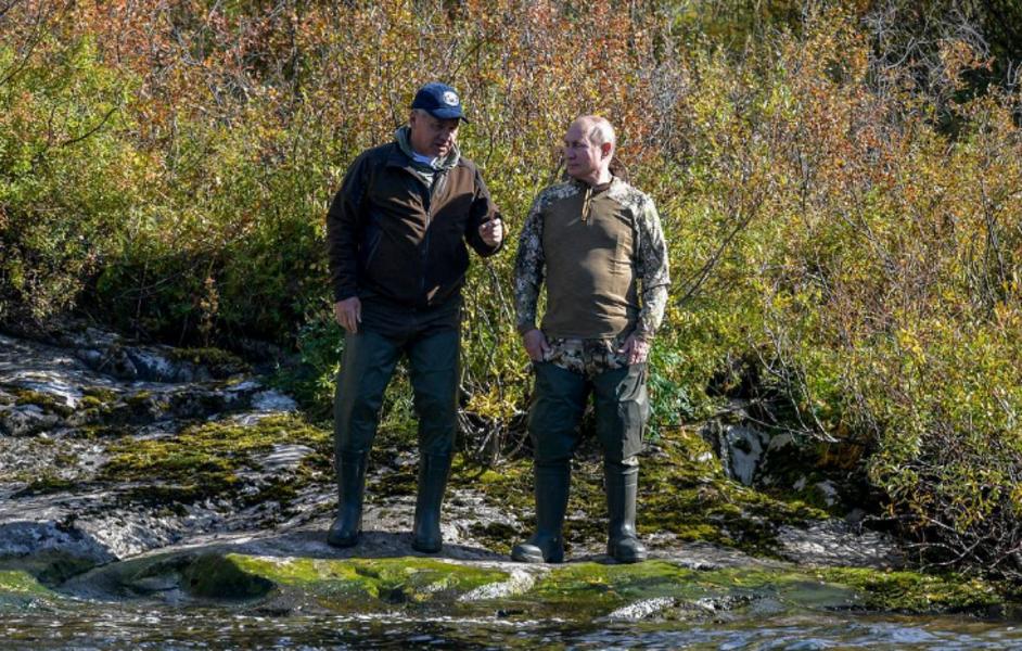 Опубликованы кадры отдыха Путина и Шойгу в Сибири