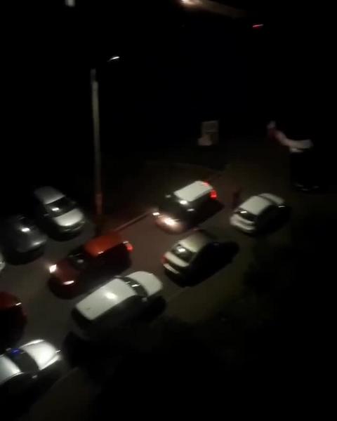 В нижнекамском дворе у художественной школы образовался транспортный коллапс