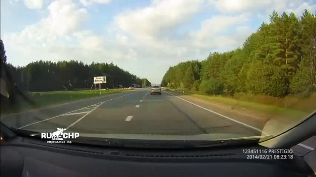 На трассе под Нижнекамском пенсионер на «Ладе» скинул в кювет «Весту»