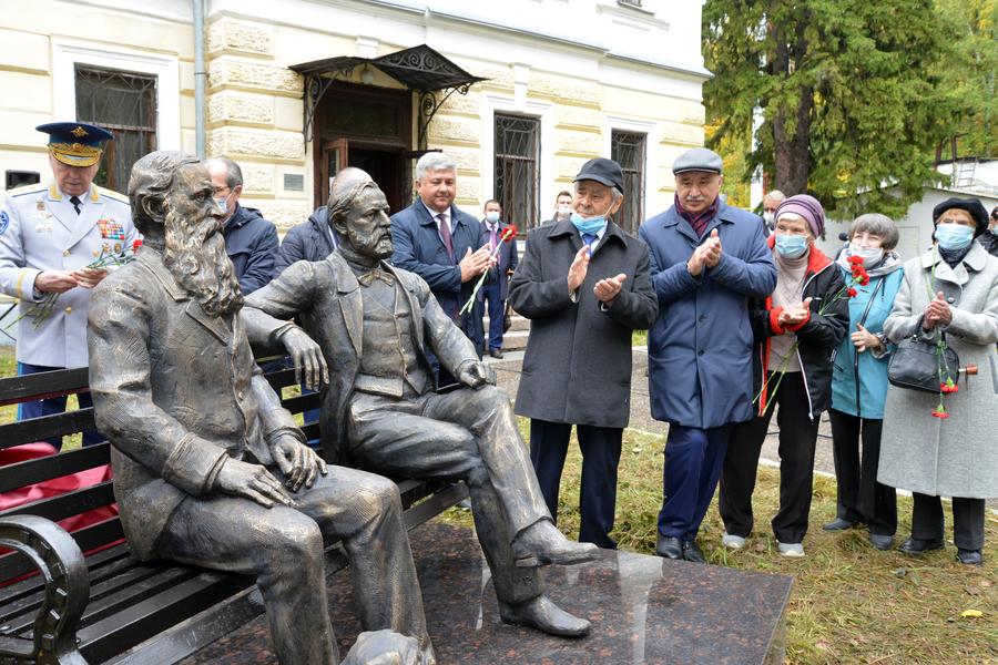 Шаймиев принял участие в открытии памятника основателям Астрономической обсерватории КФУ