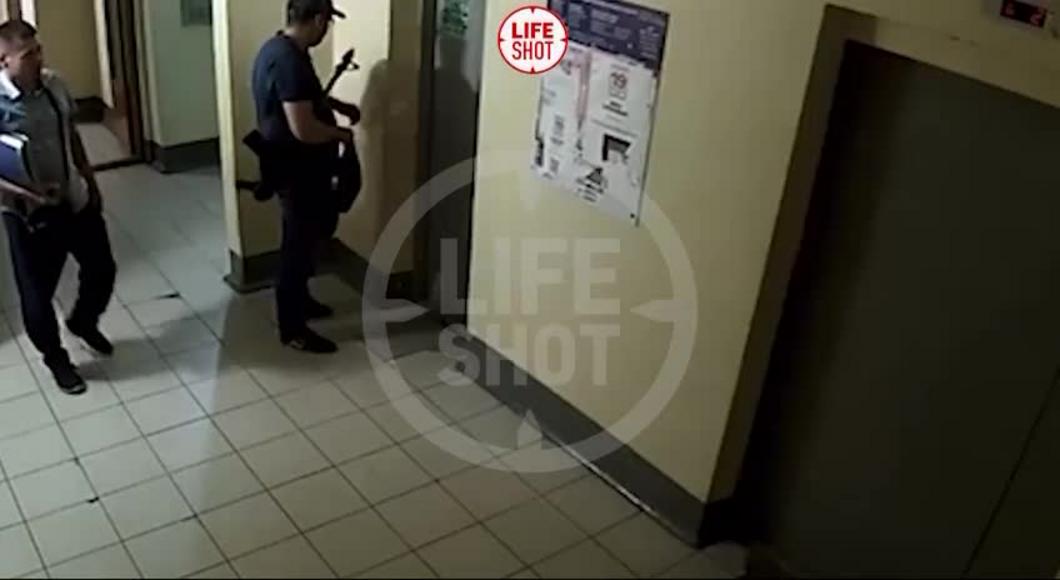 У лифта казанской многоэтажки нашли труп