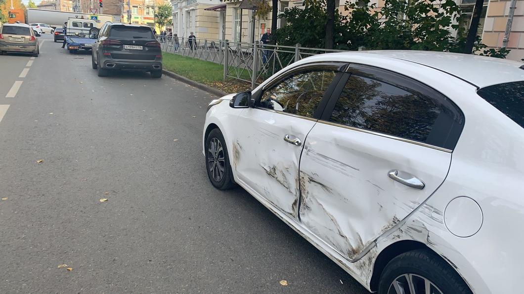 Массовое ДТП в Казани: иномарка въехала в пять машин Массовое ДТП в Казани: иномарка въехала в пять машин