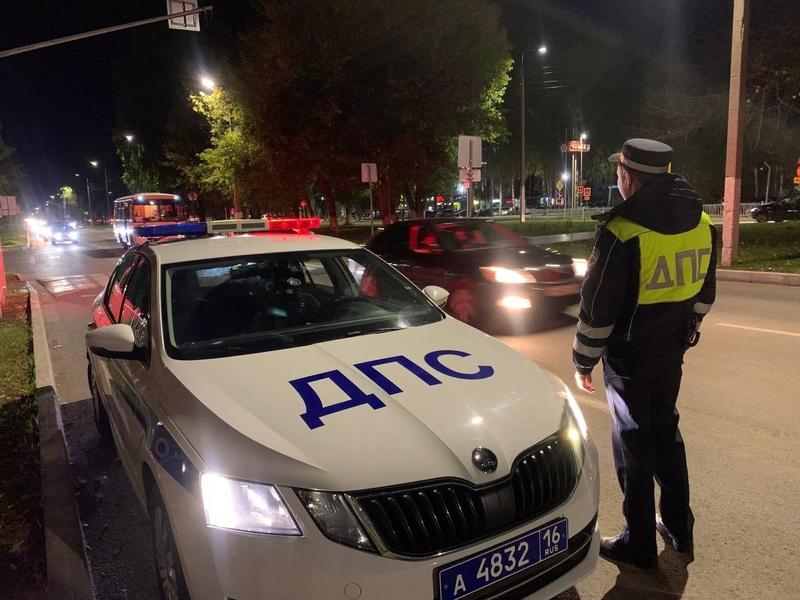 По вечерам инспекторы ДПС дежурят на оживленных переходных переходах в Нижнекамске