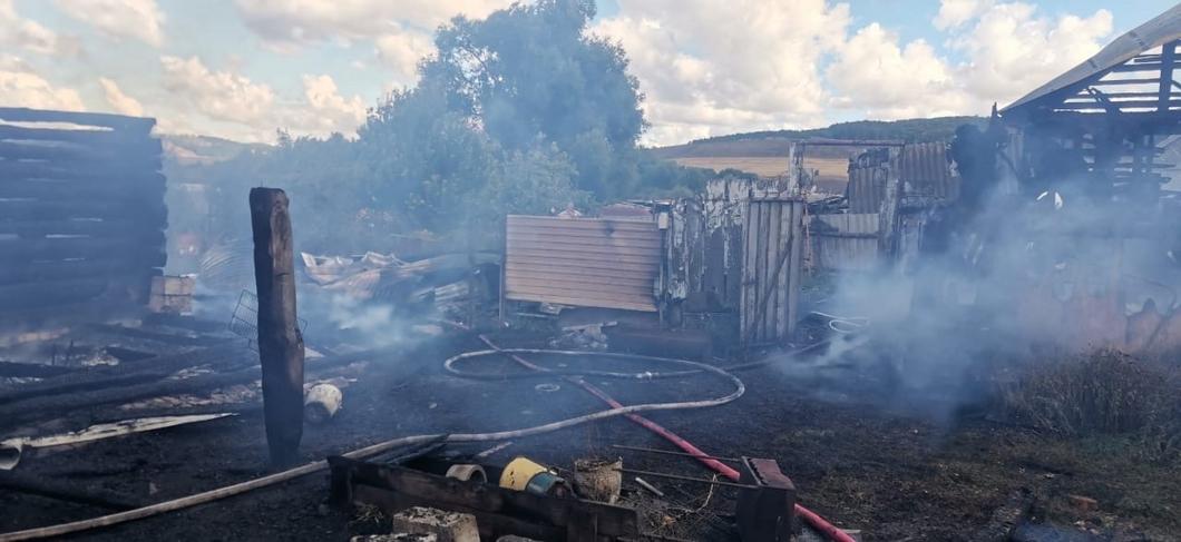 В Альметьевском районе полностью сгорели дом и баня В Альметьевском районе полностью сгорели дом и баня