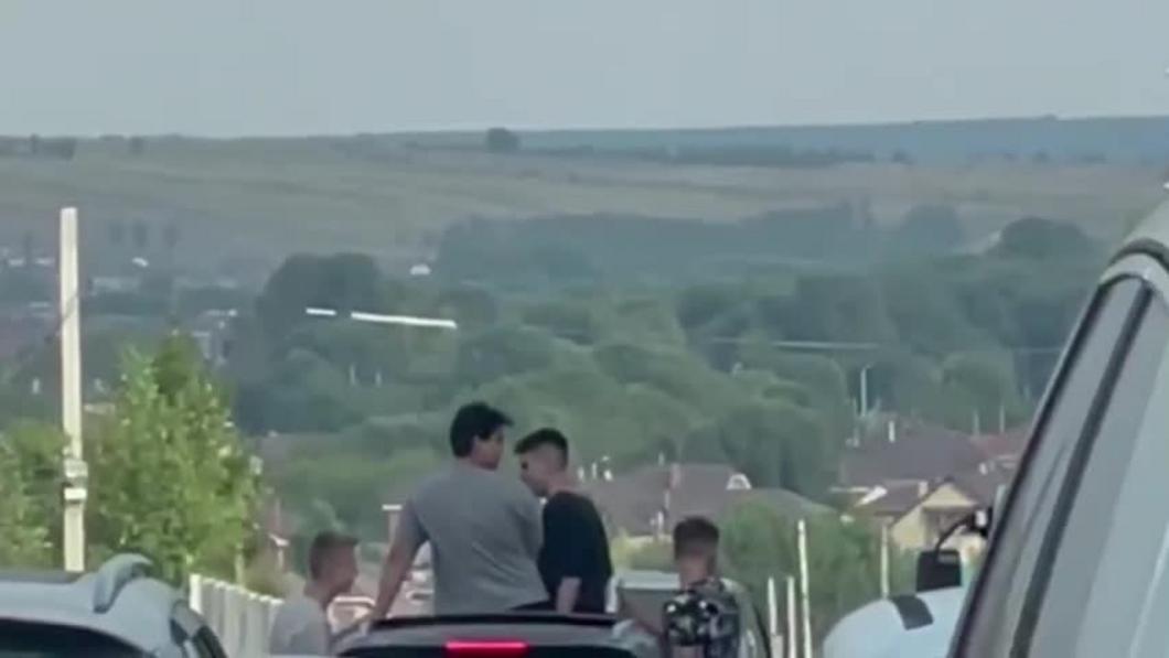 На видео попало, как девушка по пояс вылезла из люка иномарки на ходу в центре Казани