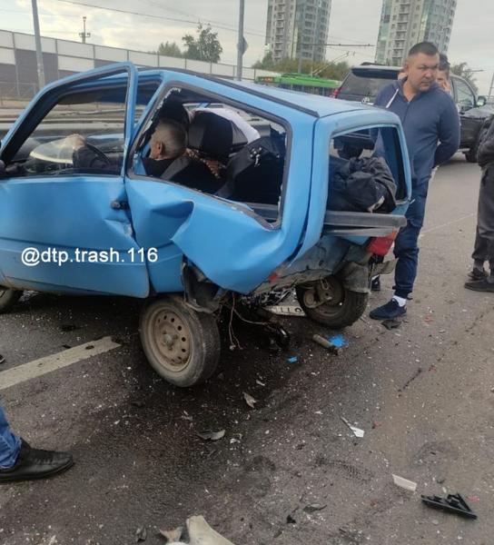 На Оренбургском тракте в Казани произошло массовое ДТП: водителя  «Оки» зажало в салоне