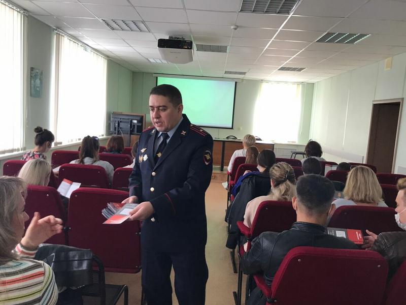 Полицейские рассказали казанцам об уловках телефонных мошенников Полицейские рассказали казанцам об уловках телефонных мошенников