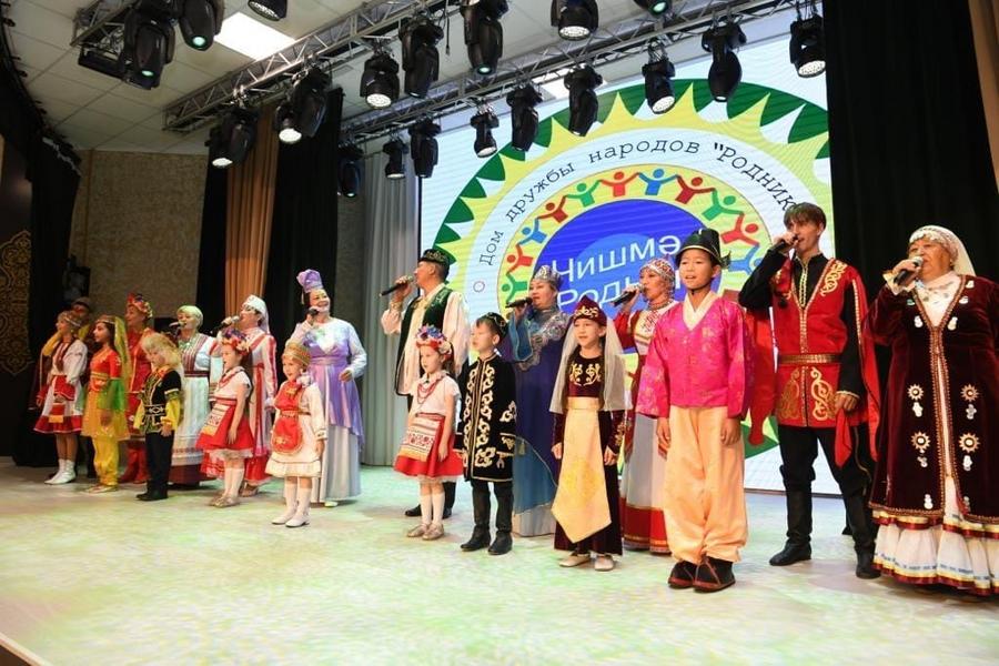 Рустам Минниханов посетил в Челнах обновленный Дом дружбы народов «Родник» Рустам Минниханов посетил в Челнах обновленный Дом дружбы народов «Родник»