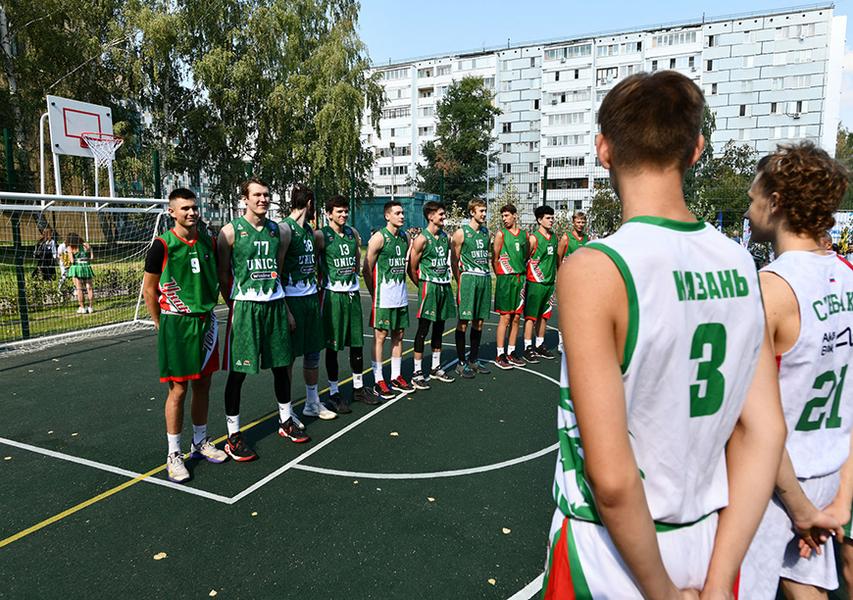 Большим праздником в Казани отметили жители дома по улице Кул Гали окончание благоустройства двора