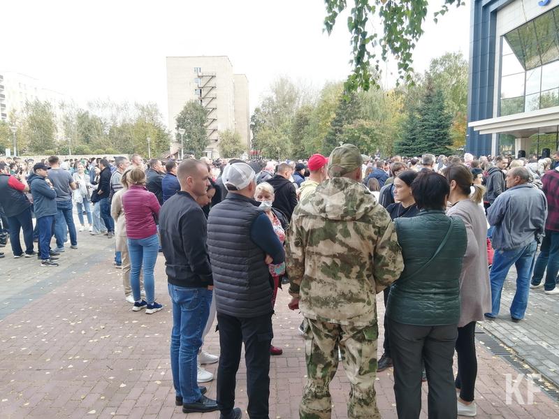 «Удачи вам, пацаны!»: в Челнах отправили на подготовку первую волную мобилизованных