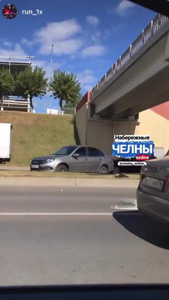 В Челнах легковушка «обняла» мостовую опору и превратилась в груду металла