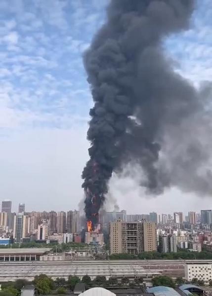 В Китае загорелся небоскреб крупнейшего провайдера China Telecom В Китае загорелся небоскреб крупнейшего провайдера China Telecom