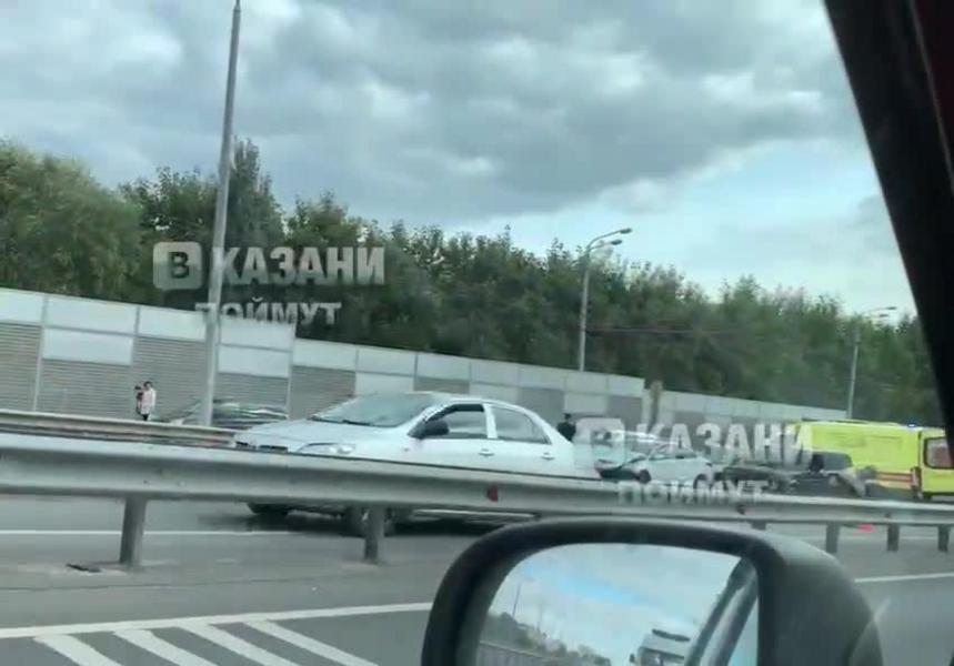 На Оренбургском тракте в Казани произошло массовое ДТП: водителя  «Оки» зажало в салоне