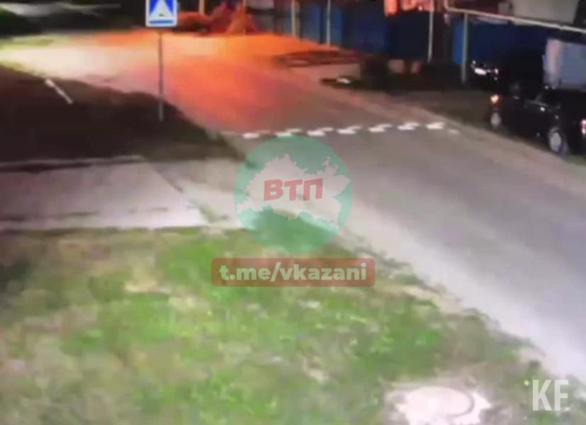 В Казани в поселке Константиновка девушку, идущую по обочине с телефонам в руках, сбила машина