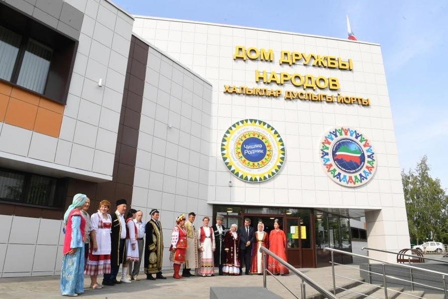 Рустам Минниханов посетил в Челнах обновленный Дом дружбы народов «Родник» Рустам Минниханов посетил в Челнах обновленный Дом дружбы народов «Родник»