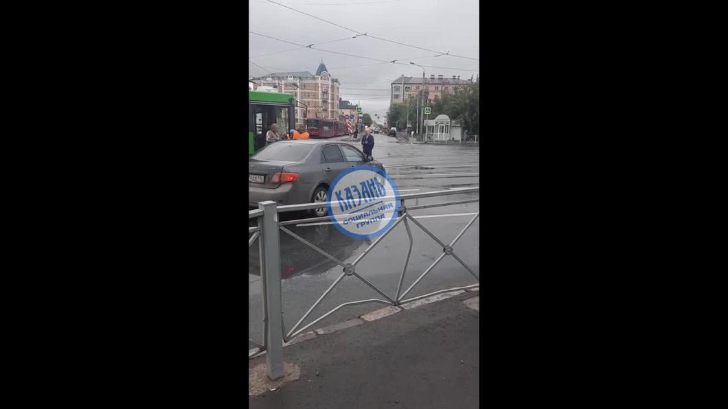 Из-за массового ДТП в центре Казани встали троллейбусы и трамваи Из-за массового ДТП в центре Казани встали троллейбусы и трамваи