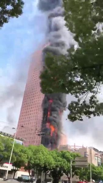 В Китае загорелся небоскреб крупнейшего провайдера China Telecom В Китае загорелся небоскреб крупнейшего провайдера China Telecom