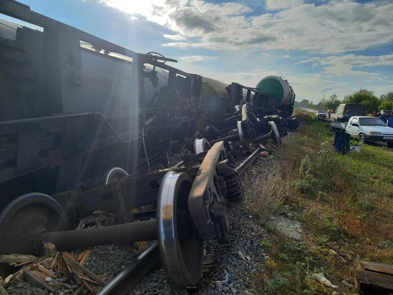 Приволжская транспортная прокуратура проводит проверку после схода с рельс 5 цистерн с мазутом в Нижнекамске