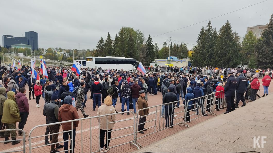 «Мужчины, как говорится, и растут для того, чтобы защищать Родину»: в Альметьевске проводили мобилизованных