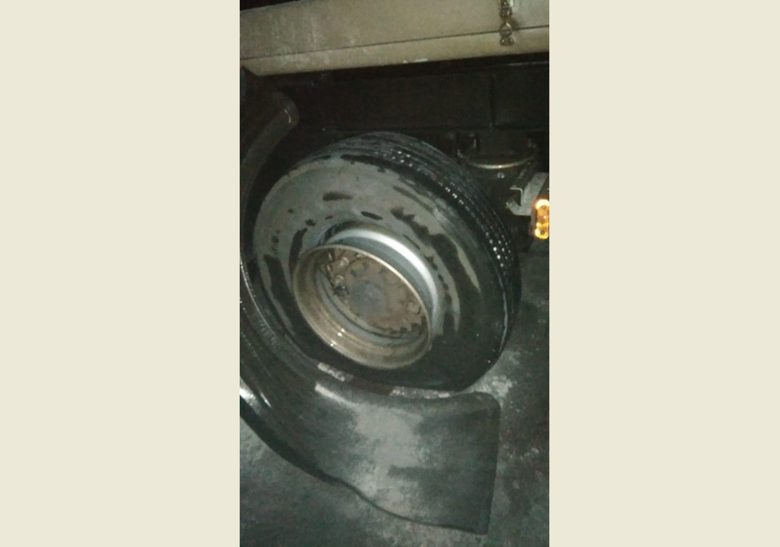 На трассе в Нижнекамском районе у фуры загорелось колесо