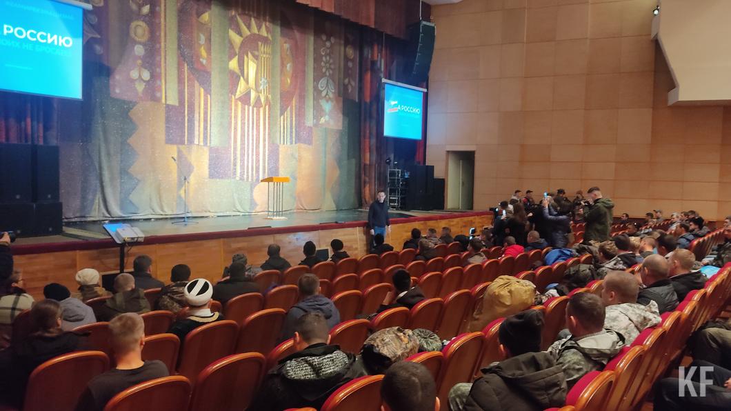 «Мужчины, как говорится, и растут для того, чтобы защищать Родину»: в Альметьевске проводили мобилизованных