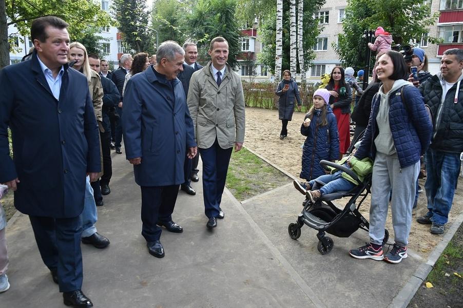Миннихинов посетил обновленные четыре двора по программе «Наш двор»