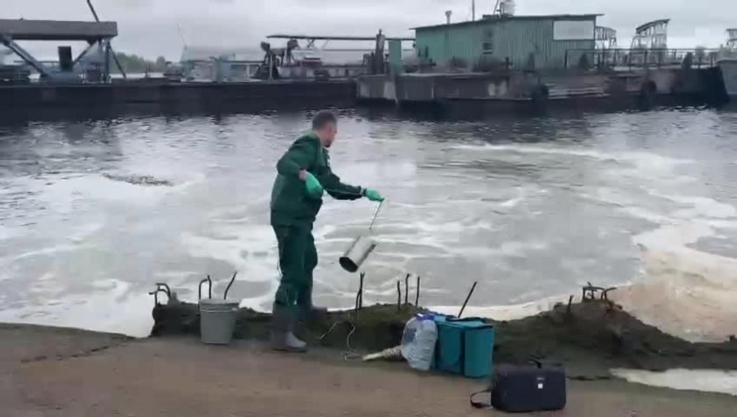 Экологи взяли пробы в Волге после жалоб жителей Казани на сброс канализационных вод
