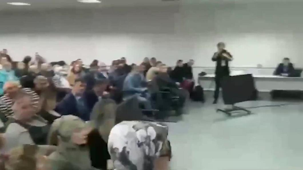 Пенсионерка высыпала на стол заммэра Уфы куски штукатурки, падающие с потолка ее квартиры