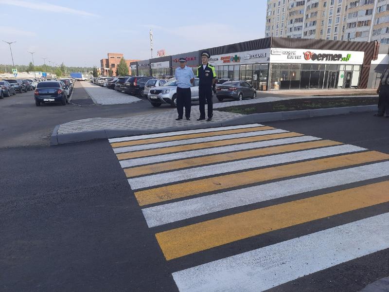 Инспекторы ДПС в Нижнекамске дежурят около пешеходных переходов недалеко от школ
