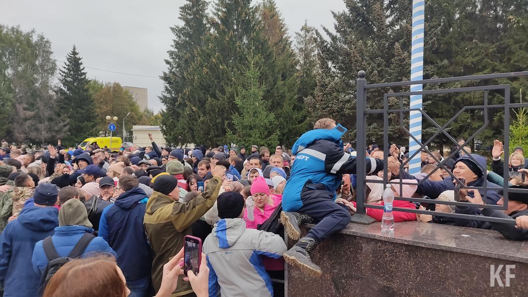 «Мужчины, как говорится, и растут для того, чтобы защищать Родину»: в Альметьевске проводили мобилизованных