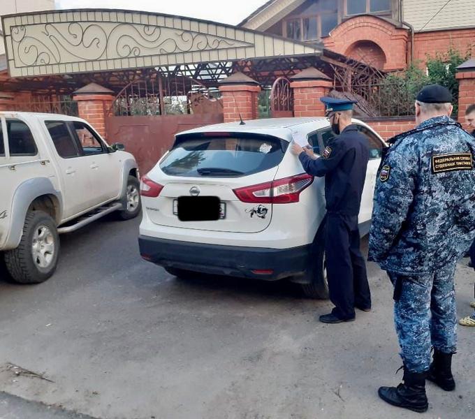 В Казани сосед должника перегородил дорогу судебным приставам, чтобы они не арестовали автомобиль