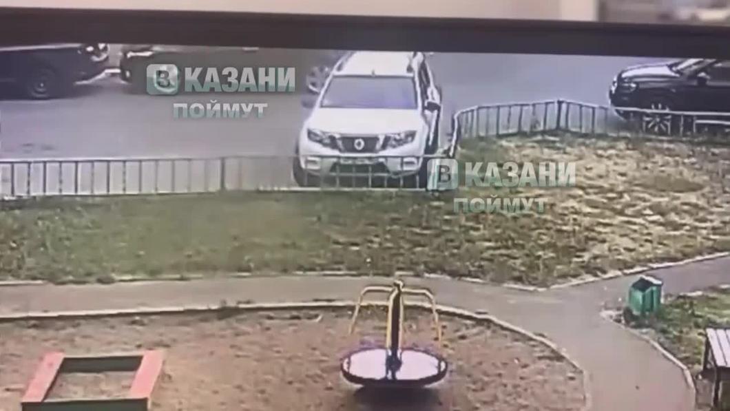 В Казани внедорожник устроил погром на детской площадке