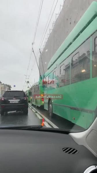 В центре Казани встали троллейбусы